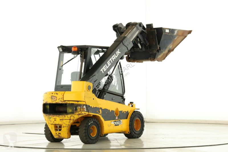 رافعة شوكية تلسكوبية JCB