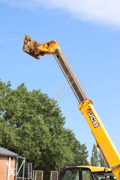 Телескопичен товарач JCB 560-80