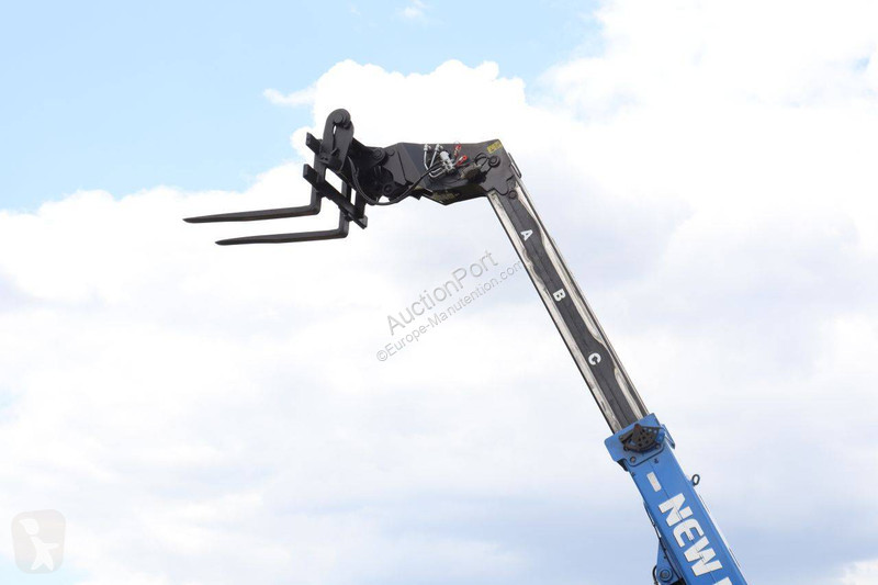 Teleskopický manipulátor New Holland LM628