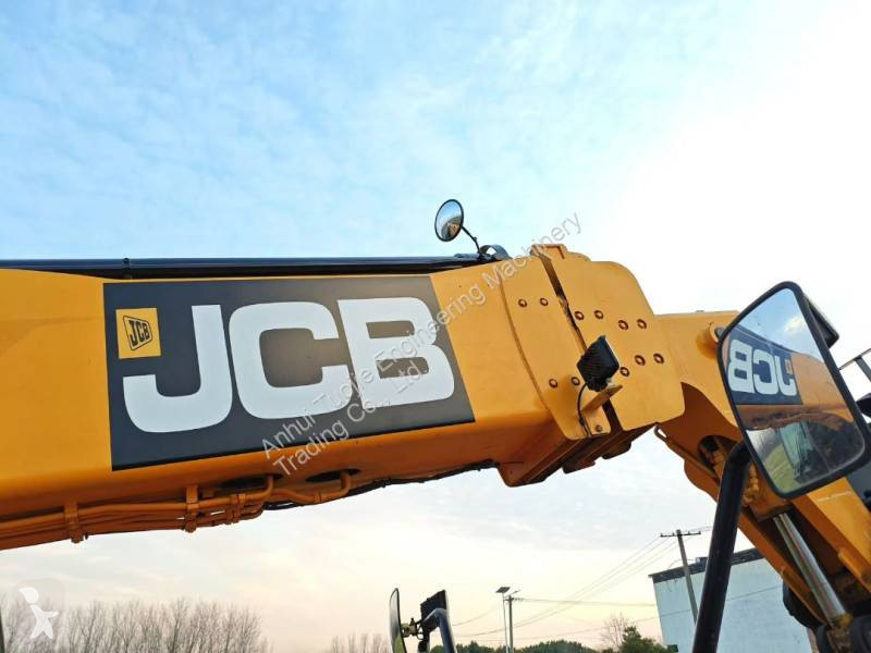 Teleskopický vozík JCB