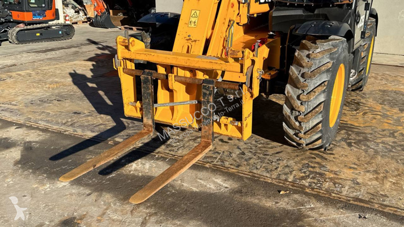 رافعة شوكية تلسكوبية JCB