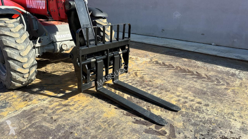 رافعة شوكية تلسكوبية Manitou 4x4x4