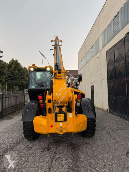 رافعة شوكية تلسكوبية JCB