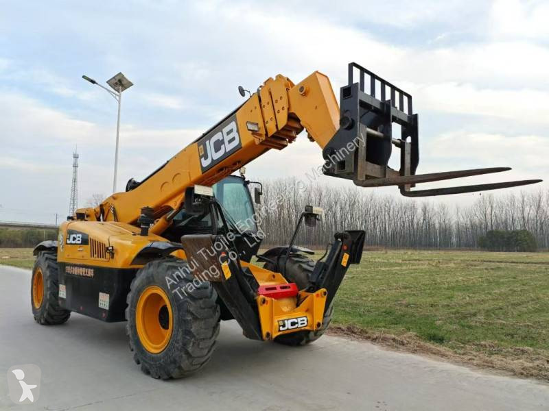 Teleskopický vozík JCB