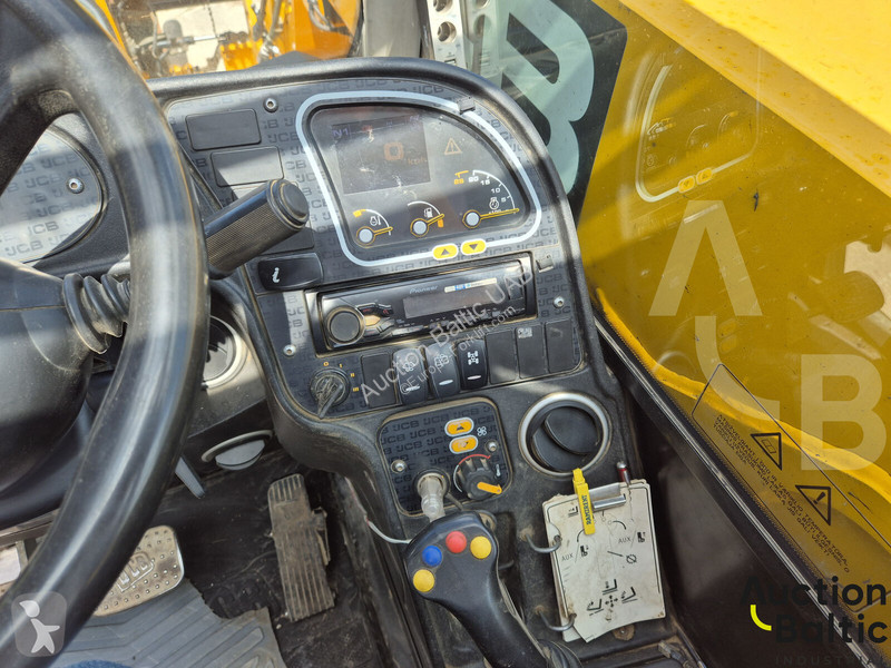 Teleskopický vozík JCB