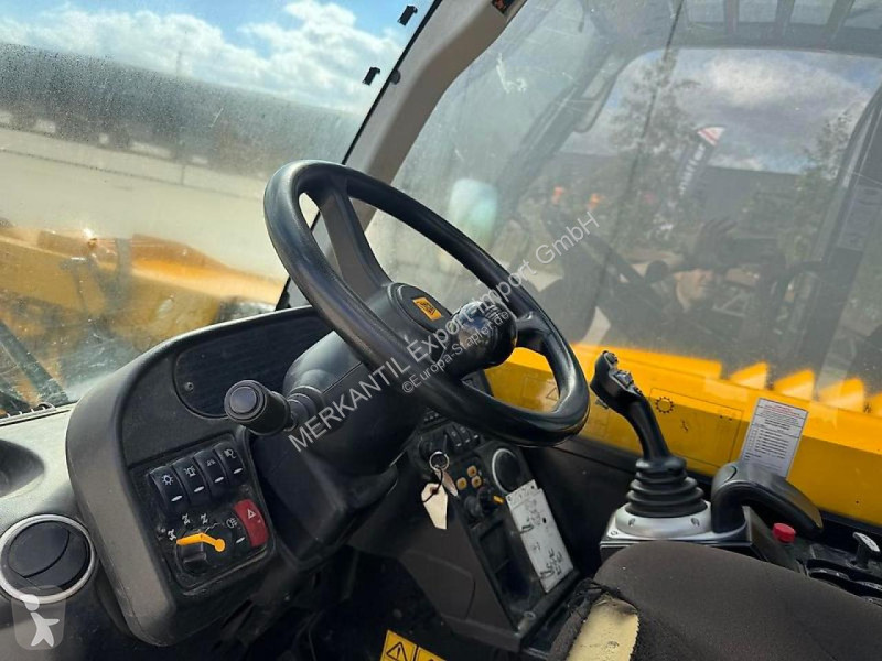 رافعة شوكية تلسكوبية JCB