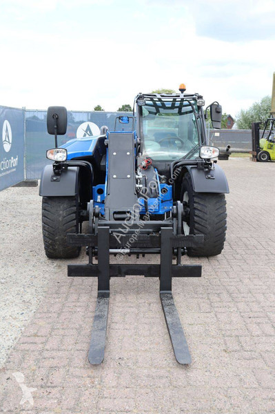 Teleskopický manipulátor New Holland LM628