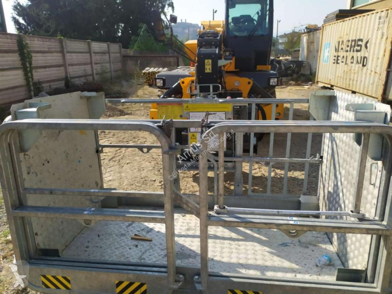 رافعة شوكية تلسكوبية JCB