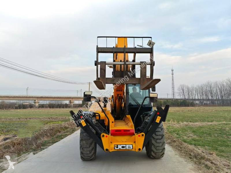 Teleskopický vozík JCB