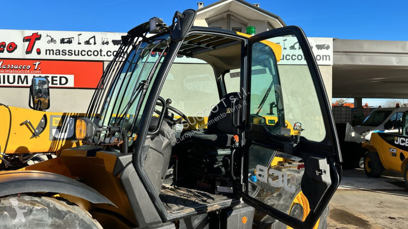 رافعة شوكية تلسكوبية JCB