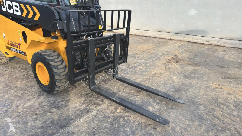 رافعة شوكية تلسكوبية JCB 35-26D 4x4