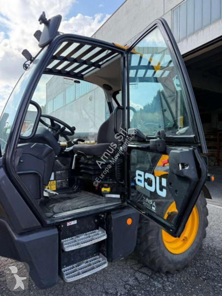 رافعة شوكية تلسكوبية JCB