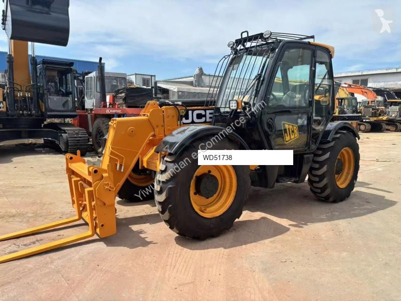 رافعة شوكية تلسكوبية JCB