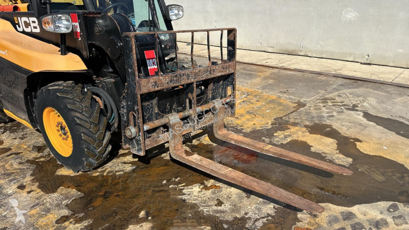 Teleskopický vozík JCB TH 4X4