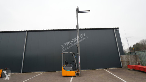 Équipements TP Jungheinrich EFG 113 electric forklift triplex