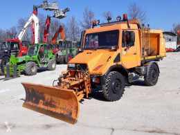 Maquinaria vial camión quitanieves con salero Mercedes unimog – u90