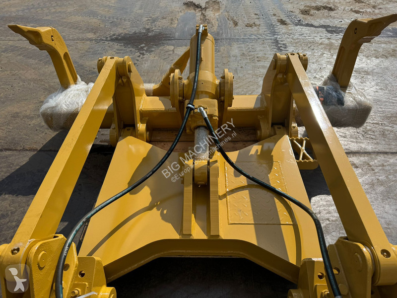 تجهيزات الأشغال العمومية Caterpillar D6N D6M...