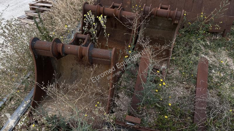 Aanbouwstukken voor bouwmachines   Available