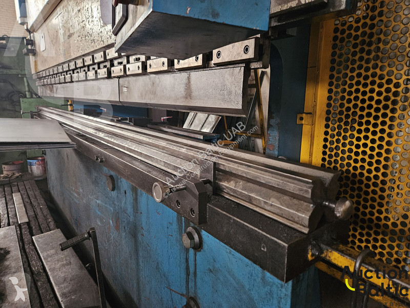 Vybavenie stavebného stroja  bending machine