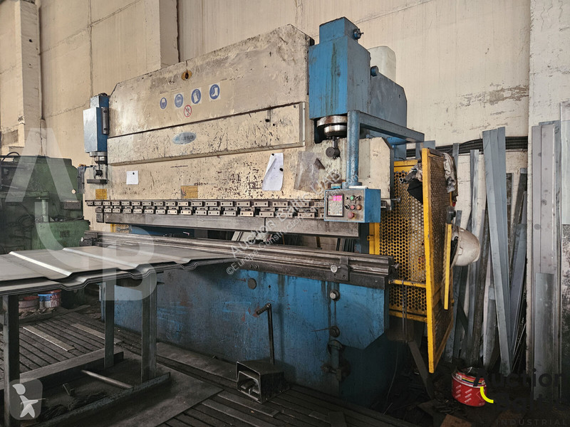 Vybavenie stavebného stroja  bending machine