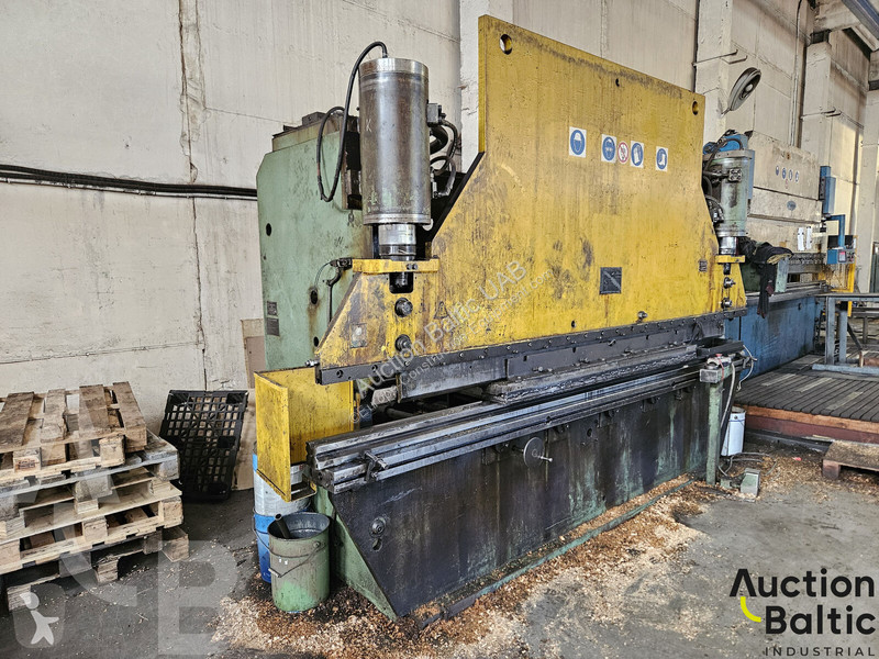 Vybavenie stavebného stroja  bending machine