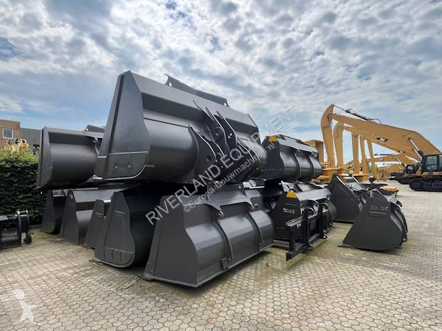 Volvo buckets GP new unused bolted on and with...