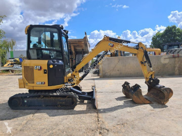 تجهيزات الأشغال العمومية Caterpillar