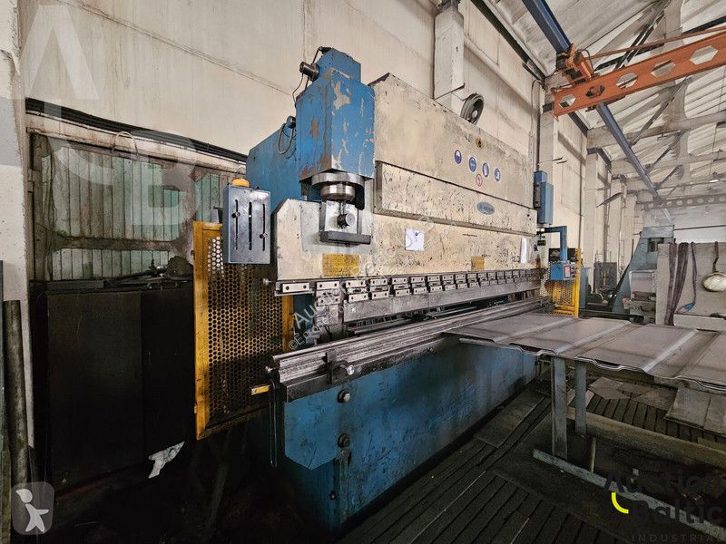 Vybavenie stavebného stroja  bending machine