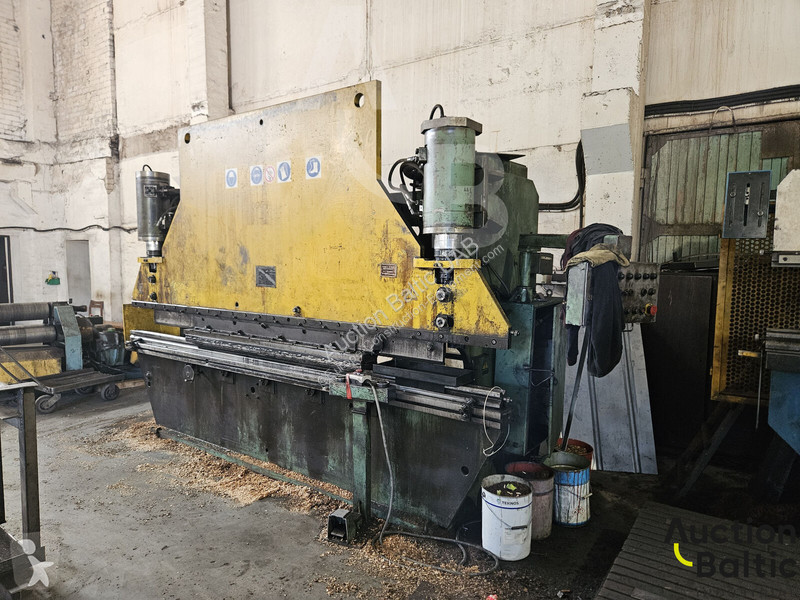 Vybavenie stavebného stroja  bending machine