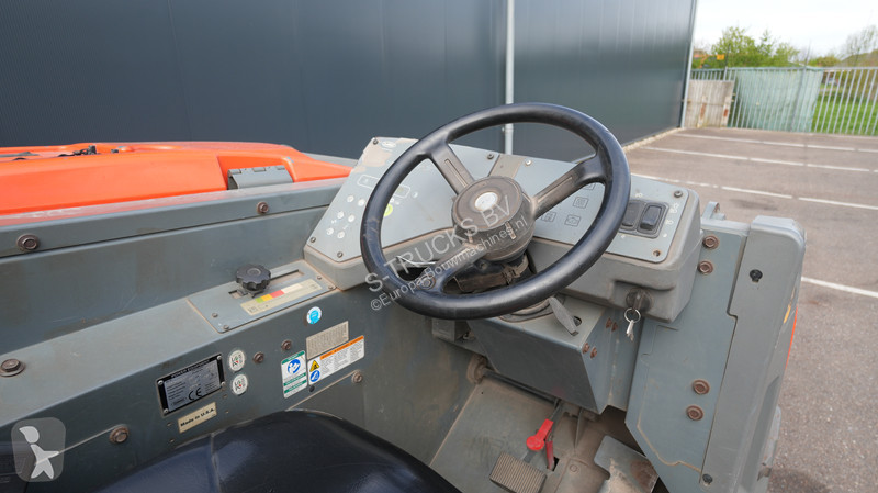 Vybavenie stavebného stroja Tennant S30 SWEEPER