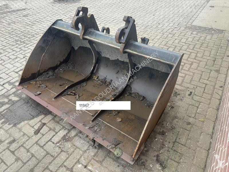 Aanbouwstukken voor bouwmachines  Slotenbak...