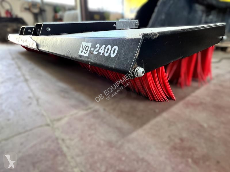 Équipements TP   VO 2400 Méga balai pousseur...