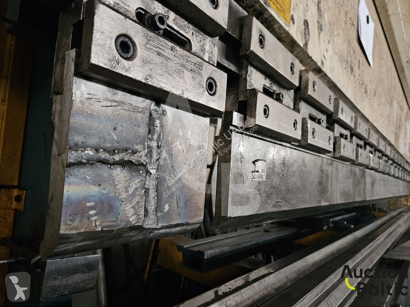 Vybavenie stavebného stroja  bending machine