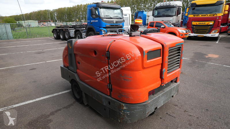 Vybavenie stavebného stroja Tennant S30 SWEEPER