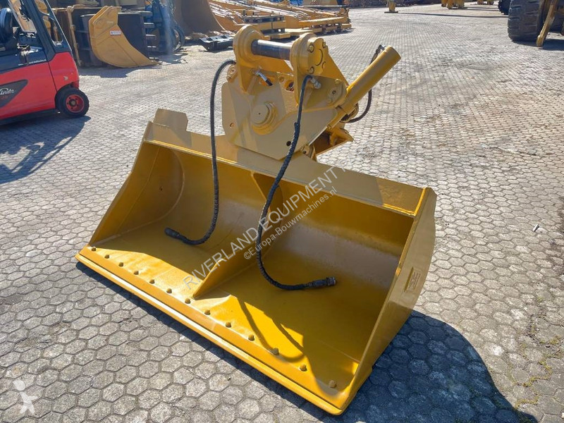 Vybavenie stavebného stroja Caterpillar 320...