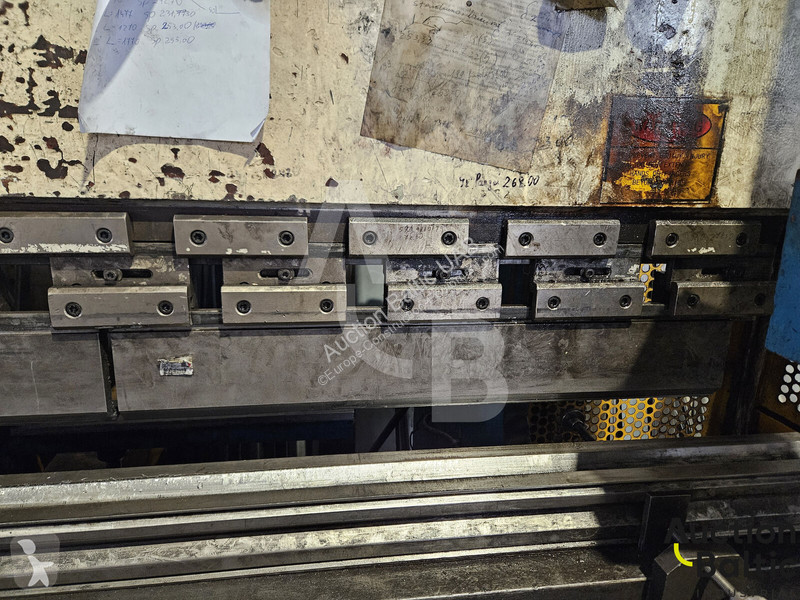 Vybavenie stavebného stroja  bending machine